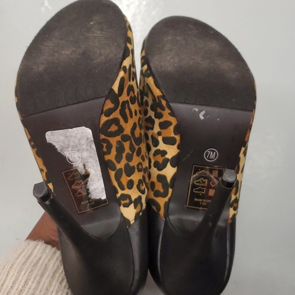 Madison by Shoedazzle Black heels  w/Leopard - Picture 6 of 8